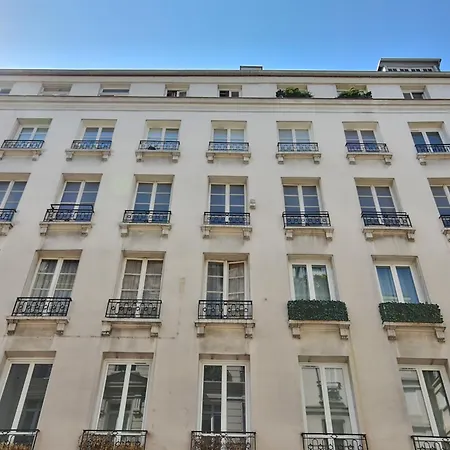 Urbanflat 69 - Authentic Parisian In The Center Of