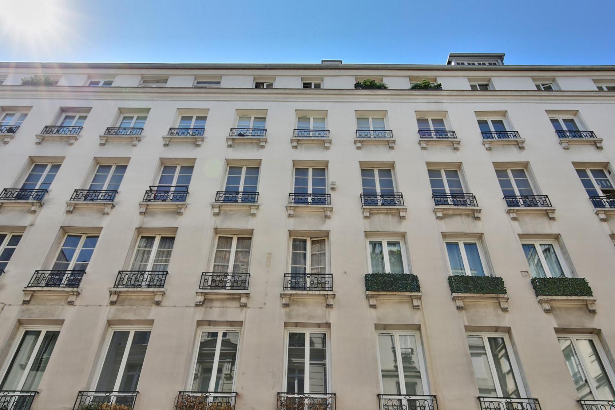 Urbanflat 69 - Authentic Parisian In The Center Of